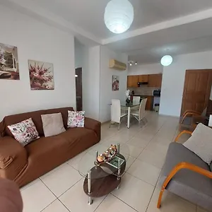Sunny 2 Bedroom Center Apartment